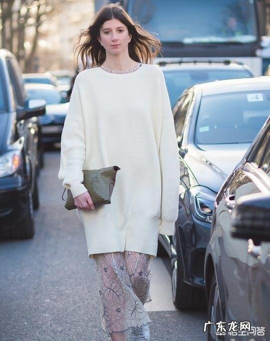 白色长裙连衣裙怎样搭配布鞋与发型？