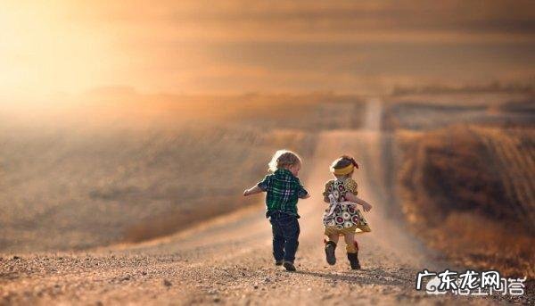 哪些句子不言情而情自深?