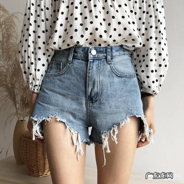 夏天应该如何选择短裤，如何搭配才能更显腿长？