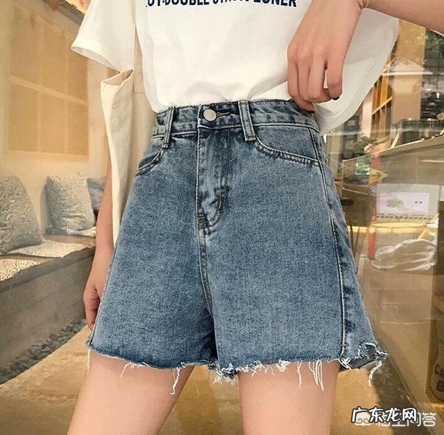 夏天应该如何选择短裤，如何搭配才能更显腿长？