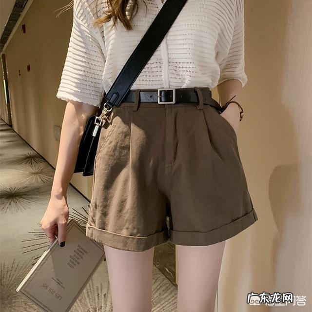 夏天应该如何选择短裤，如何搭配才能更显腿长？