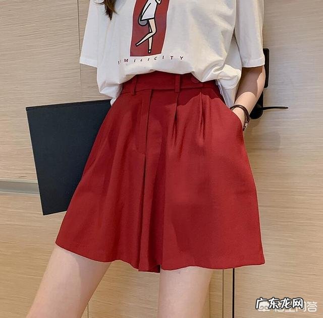 夏天应该如何选择短裤，如何搭配才能更显腿长？