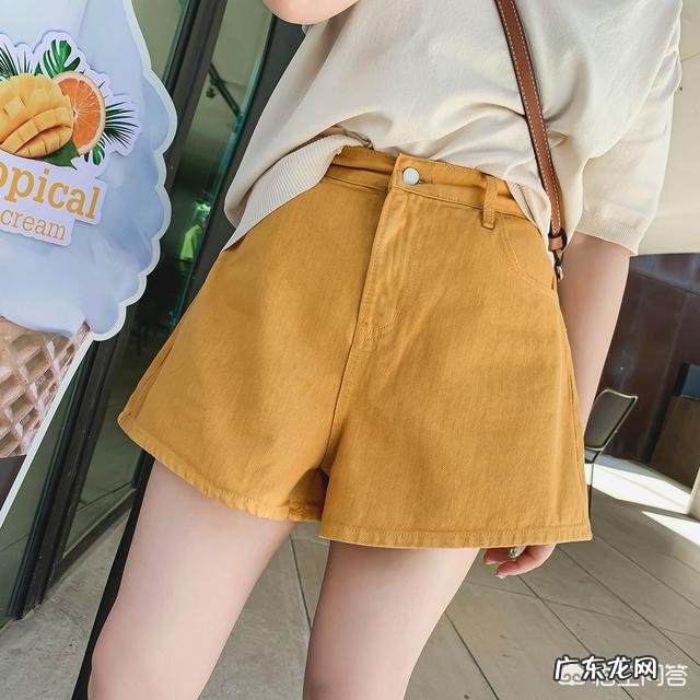 夏天应该如何选择短裤，如何搭配才能更显腿长？