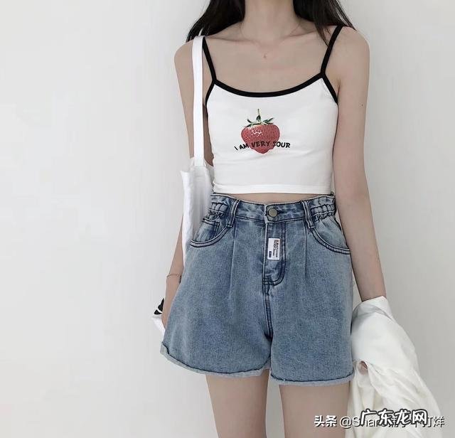 夏天应该如何选择短裤,如何搭配才能更显腿长?