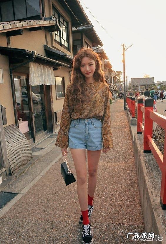 夏天应该如何选择短裤,如何搭配才能更显腿长?