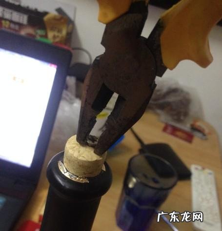 如何用开瓶器开红酒木塞 没有开瓶器 怎么开红酒