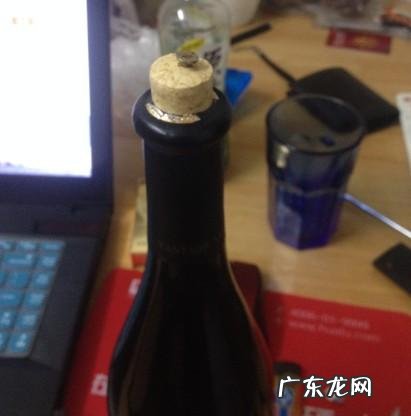 如何用开瓶器开红酒木塞 没有开瓶器 怎么开红酒