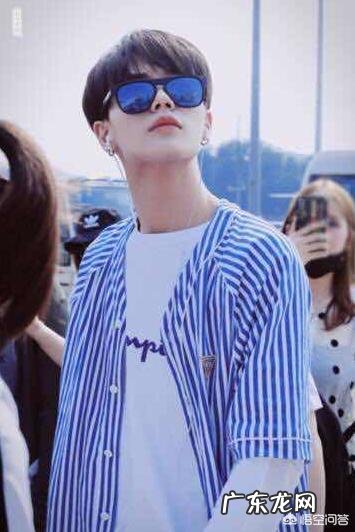 秋天衣服怎么叠穿搭配更时髦?