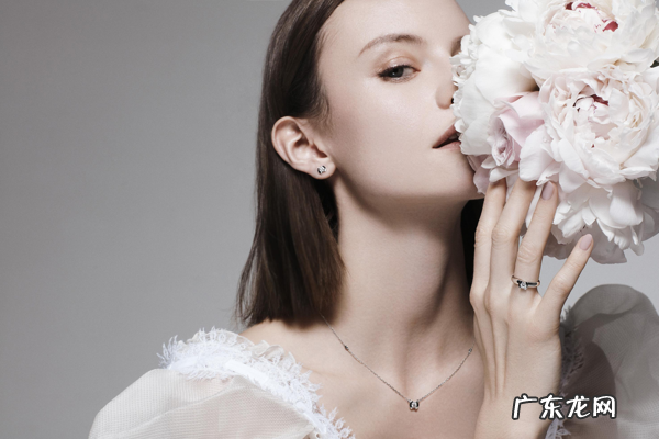 突然月经量很少发黑 月经少而黑一直不干净