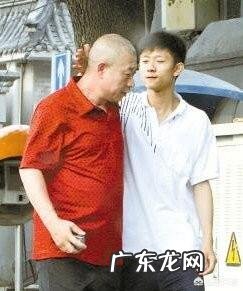 张一山的父亲是什么人，跟韩红是兄妹吗，怎么回事呢？