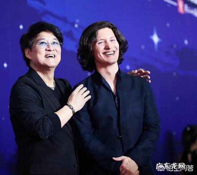 周华健的混血儿子竟然这么帅,你给他的长相打几分?