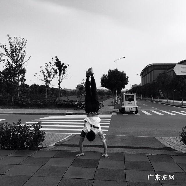 单手俯卧撑做多少个算厉害?