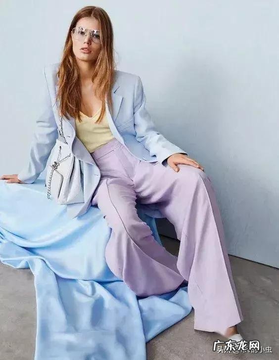 天蓝色裤子怎样搭配上衣?