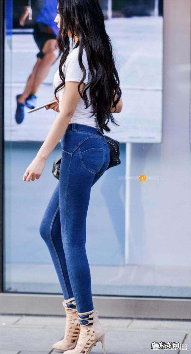 天蓝色裤子怎样搭配上衣?