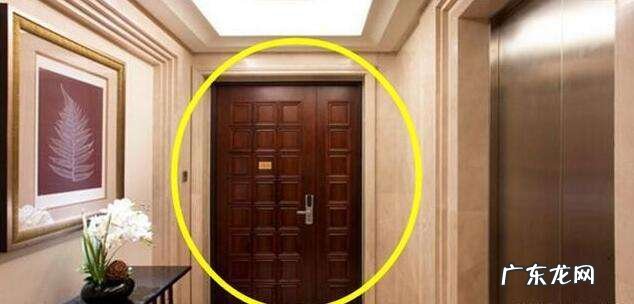 入户门是要向里开还是向外开?若不是老工人告诉我,差点儿就弄错 入户大门朝外开风水化解