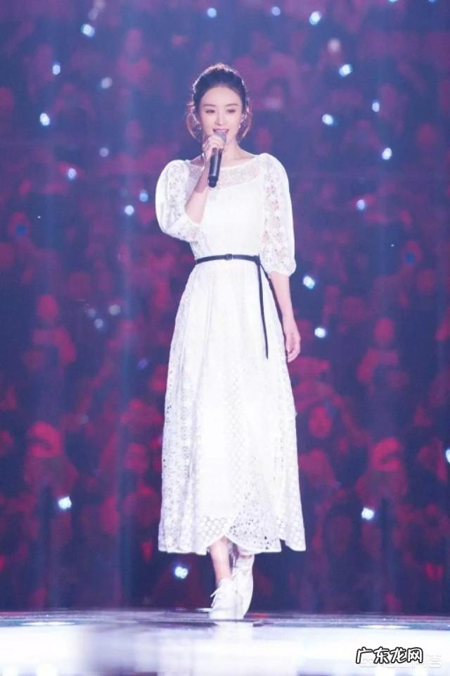 女孩子穿的白色连衣裙，要怎么搭配才能不那么素？