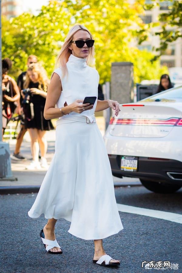 女孩子穿的白色连衣裙，要怎么搭配才能不那么素？