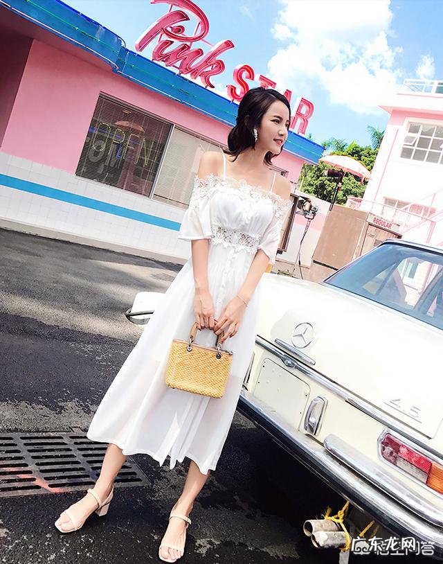 女孩子穿的白色连衣裙，要怎么搭配才能不那么素？