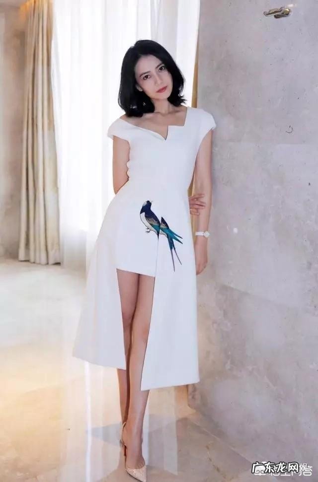 女孩子穿的白色连衣裙，要怎么搭配才能不那么素？