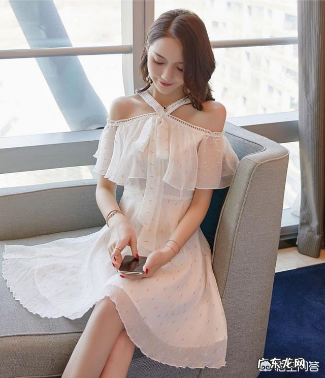 女孩子穿的白色连衣裙，要怎么搭配才能不那么素？