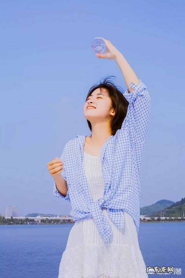 女孩子穿的白色连衣裙，要怎么搭配才能不那么素？