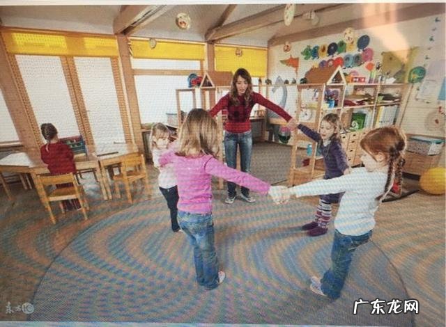 家长与幼儿园育儿观念有差异时，应该如何与园方沟通，而不影响到孩子？