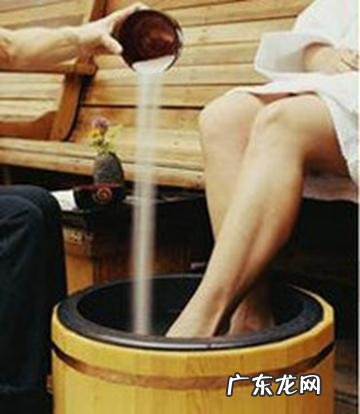 盐水泡脚好不好？