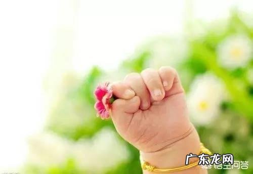 新生的手指甲盖有凹进去的不平小坑是何原因？