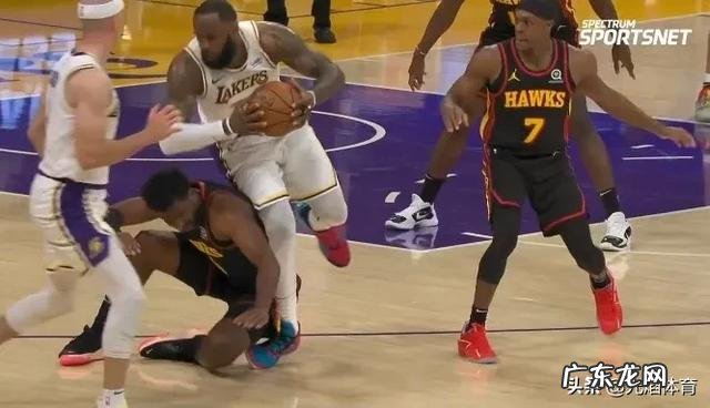 詹姆斯伤情确定,将无限期休战,为何在投中3分之后才被换下场?