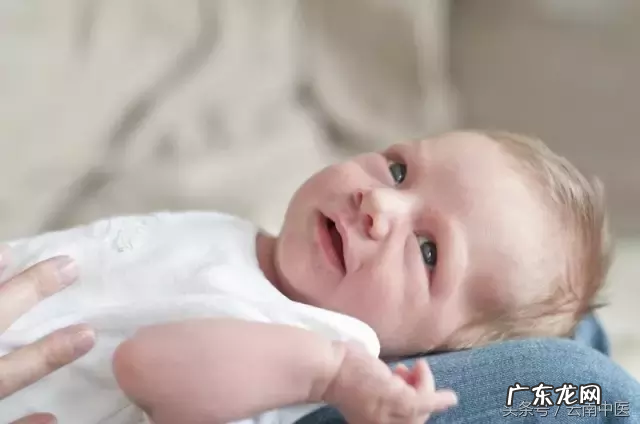 小孩刚有点发热怎么做 孩子发烧怎么办最有效的方法