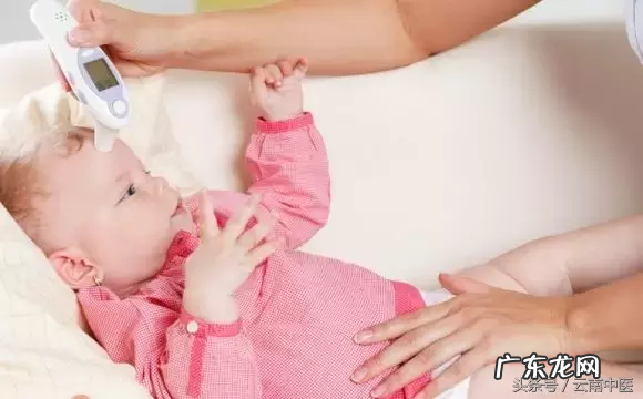 小孩刚有点发热怎么做 孩子发烧怎么办最有效的方法