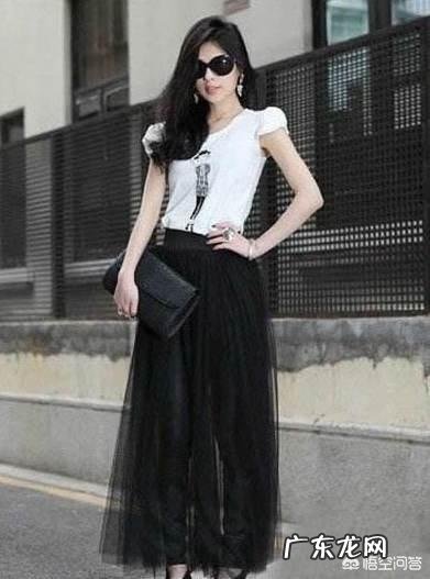 中长黑摆裙配什么颜色上衣？