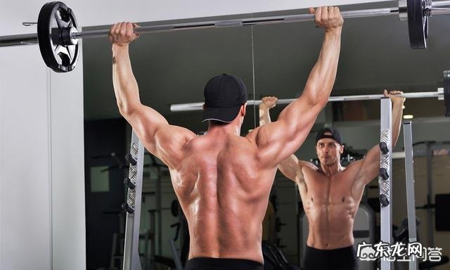 三角肌显得很小,想强化三角肌该怎么练?