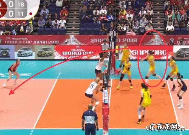 中美女排大战,朱婷重扣时速高达98公里,连郎平都忍不住点赞,你怎么评价?