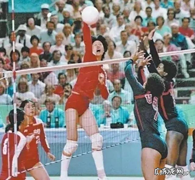 中美女排大战,朱婷重扣时速高达98公里,连郎平都忍不住点赞,你怎么评价?