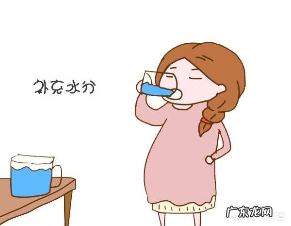 孕妇的羊水过多或过少会给胎儿和孕妇带来哪些影响?