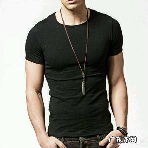 皮肤黑的男生如何搭配衣服？