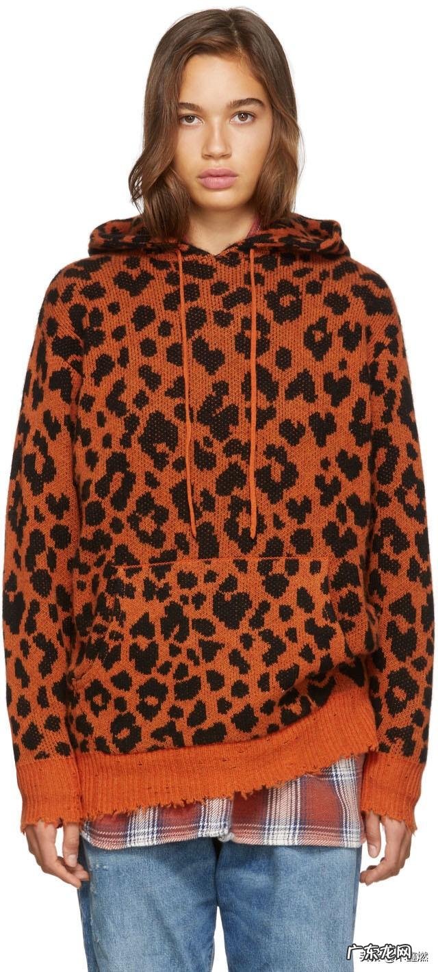 豹纹卫衣搭什么颜色牛仔裤好?