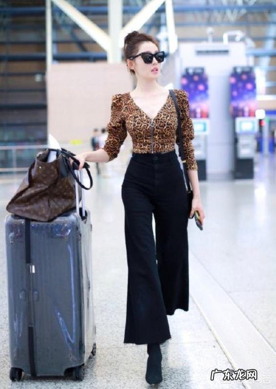 豹纹卫衣搭什么颜色牛仔裤好?