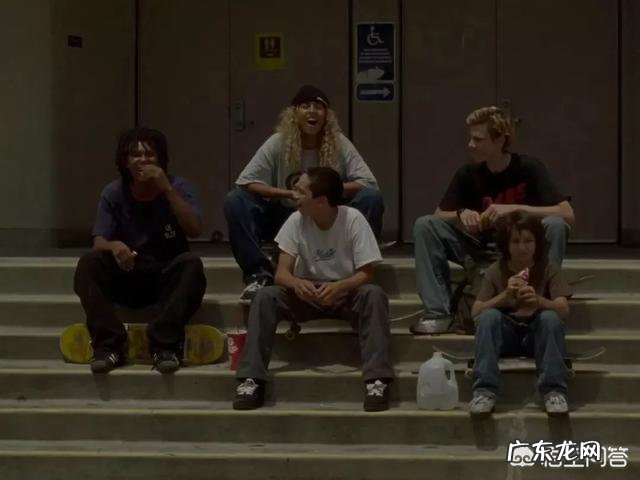 走美黑路线,服装色彩搭配的技巧有哪些?