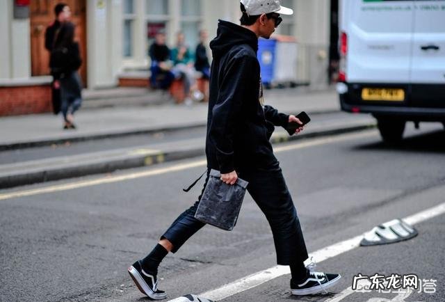 走美黑路线,服装色彩搭配的技巧有哪些?