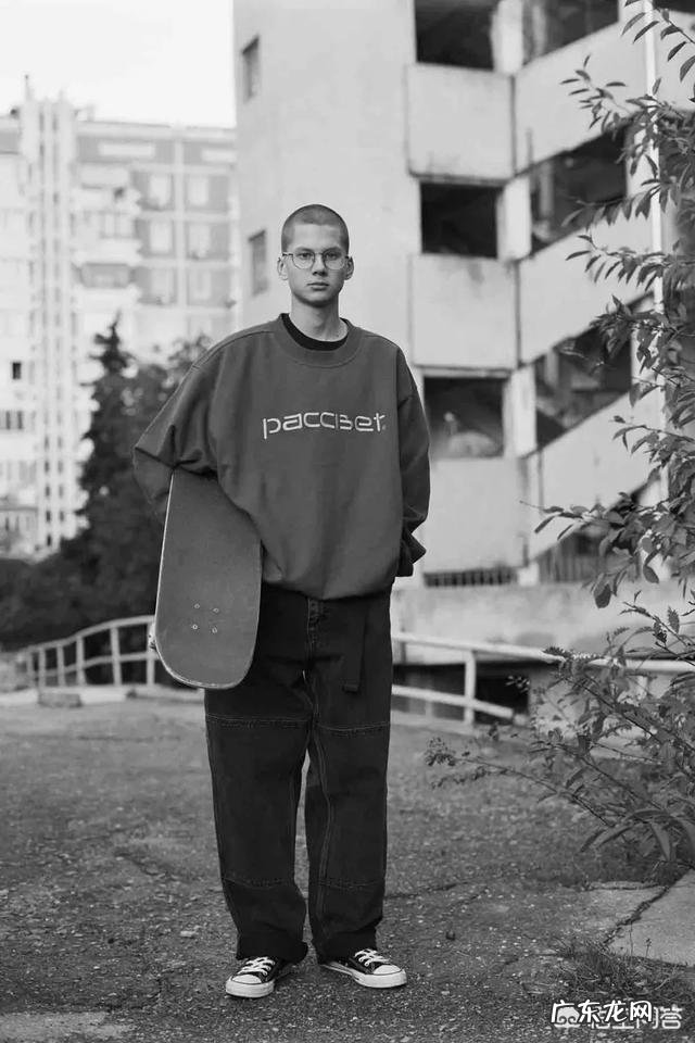 走美黑路线,服装色彩搭配的技巧有哪些?