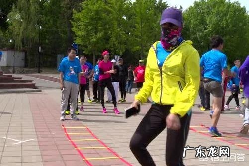 请问此图橄榄球员训练的名称叫什么啊,健身房有想练习了解一下怎么练习法?