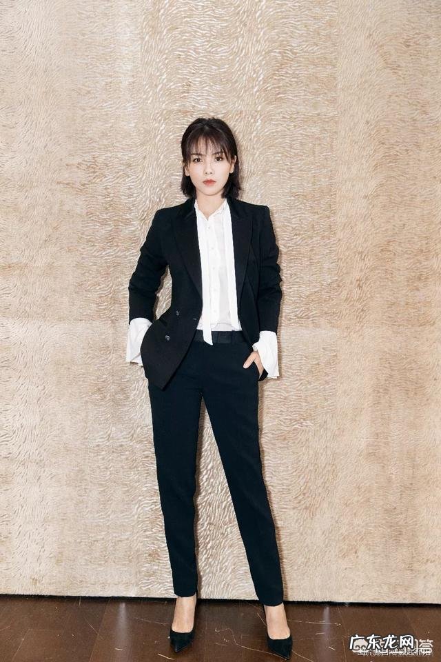 今年最流行的职业装是什么?