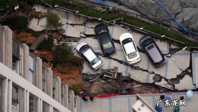 地面突然塌陷,男子吃着拌粉等红灯瞬间“消失”了,你怎么看待?