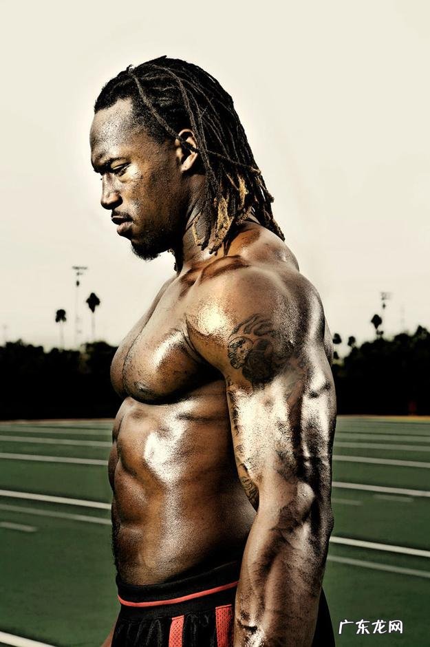 超级碗上的橄榄球运动员平时都是怎么健身的,为何能号称地球最强身体?