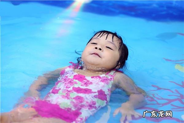 游泳馆婴幼儿游泳的好处有哪些?