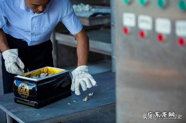 殡仪馆火化完尸体给的骨灰为什么只有一点?连骨灰盒都装不满,骨灰都哪里去了?