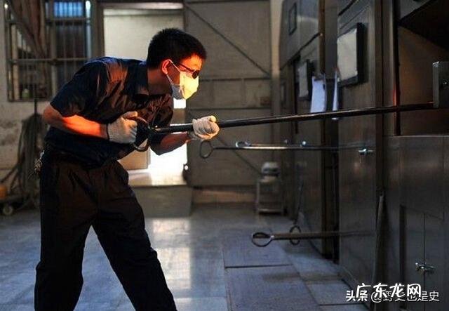 殡仪馆火化完尸体给的骨灰为什么只有一点?连骨灰盒都装不满,骨灰都哪里去了?