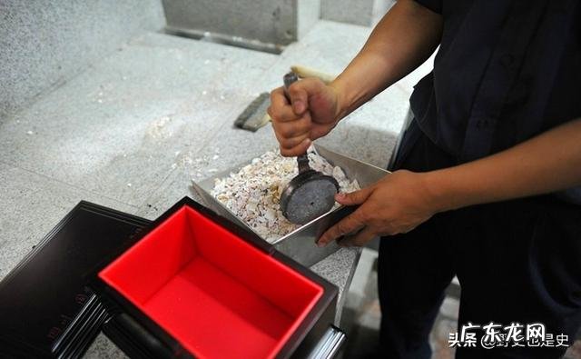 殡仪馆火化完尸体给的骨灰为什么只有一点?连骨灰盒都装不满,骨灰都哪里去了?